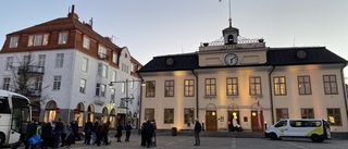 Den första "blågula bussen" kom till torget • Akkos mottagnings-tänk lyfts som föredöme • Fler kommer under lördagen