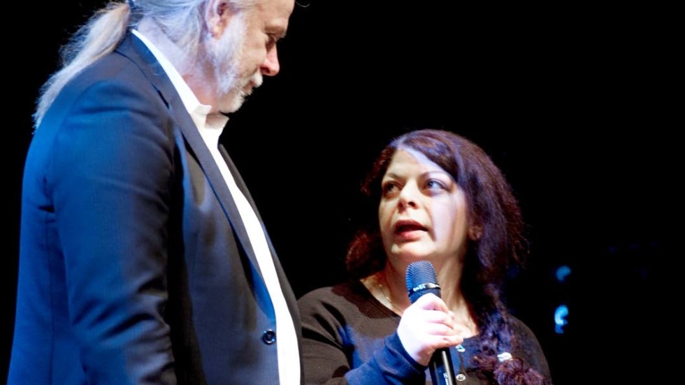Sörjer. Advokat Leif Ericsson och Songül Sahindal vid en minneshögtid på Uppsala stadsteater 2012.