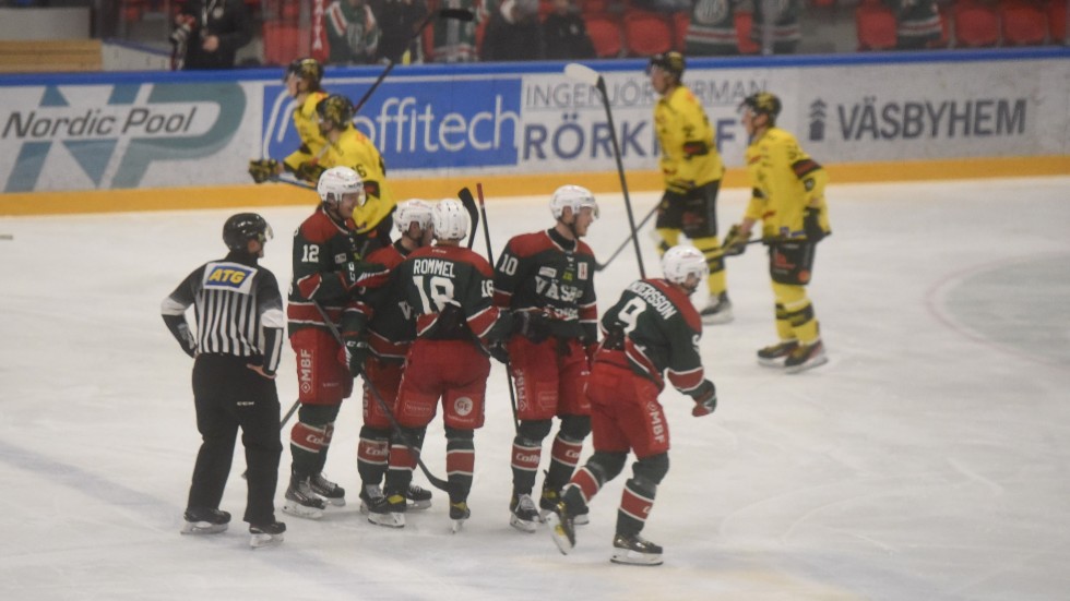 Väsby jublar efter 4-2.