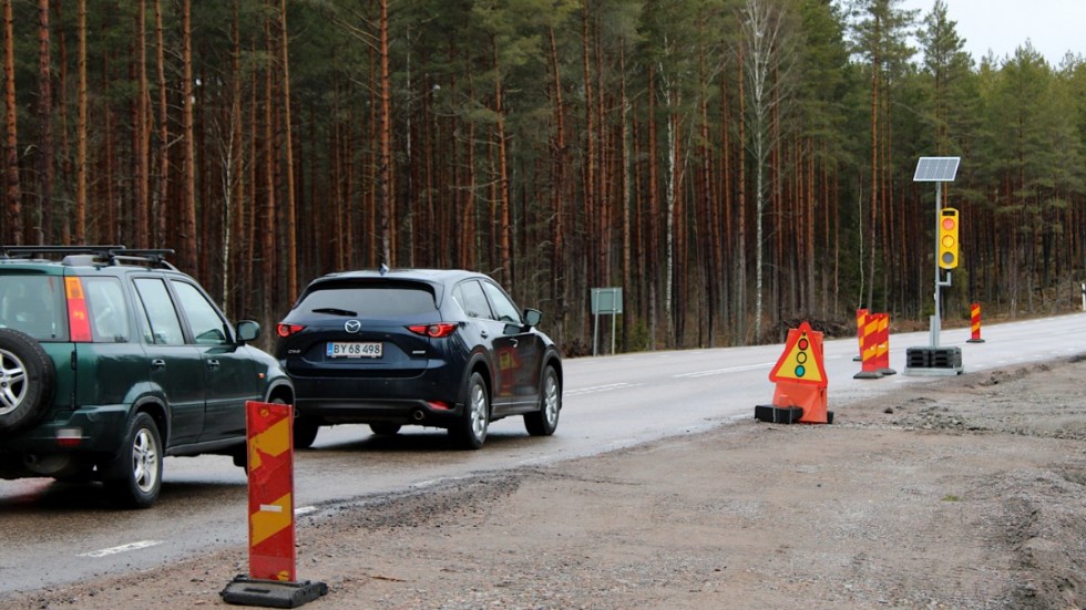 I maj ska det asfalteras och monteras vägräcken, något som kommer fördröja trafiken längs sträckan med ytterligare några minuter enligt Trafikverket. 
