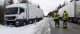 Lastbil körde ner i diket