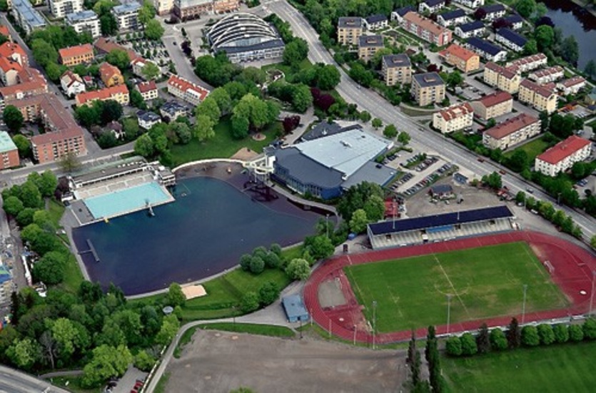 Bråket om hur Tinnerbäcksbadet ska förvaltas fortsätter inom den styrande majoriteten.