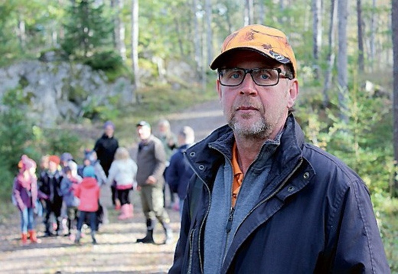 Bertil Andersson, delägare till gården i Brantestad och Hästö, ägnar en stor del av sin tid till naturvårdande åtgärder på Hästö. Han bedriver även viss naturturism och tar emot studiebesök.