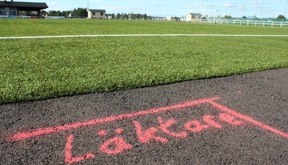 Placeringen av en ny läktare är nu markerad, så nära planen som möjligt och det är läktaren på Vimarvallen som ska renoveras och flyttas till Skobes Arena.