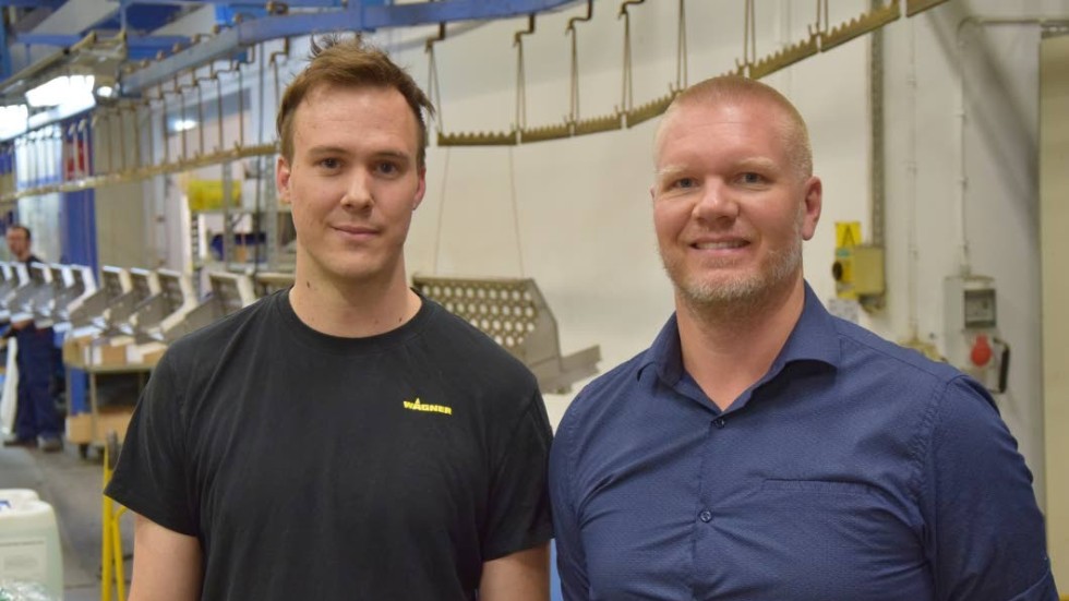 Deltidsbrandmannen och lackeraren Mattias Minostedh t.v. och Platschefen Richard Gadmar tycker det hela fungerar bra.