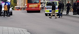 Här griper polis misstänkte våldsmannen