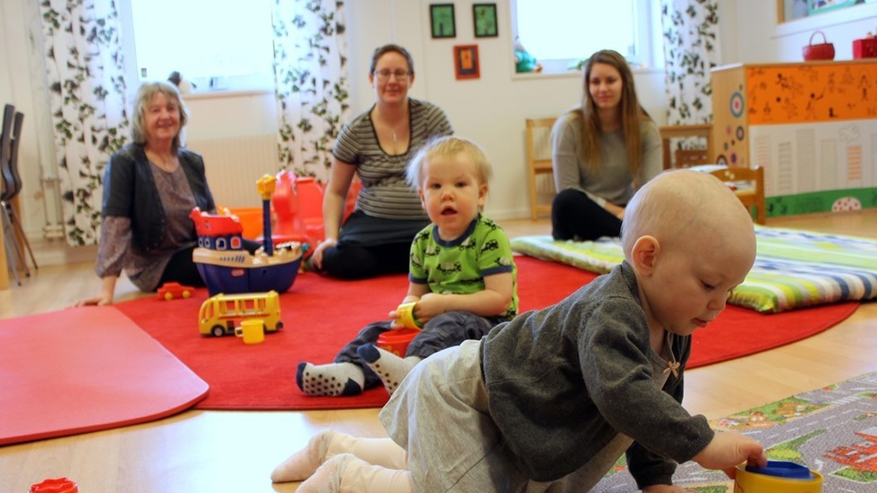 Minna, elva månader, och Agust, 1,5 år, känner sig hemma i Guldkornets lokaler i Gamleby. I bakgrunden Anneth Pettersson, samt Cecilia Åsberg (Agust mamma) och Malin Wilensjö (Minnas mamma). Foto: Lena Dahlberg