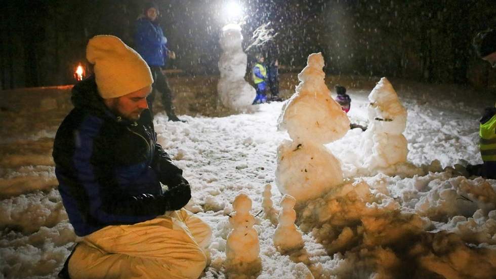 Daniel Lundell hade redan gjord några fina snögubbar. Foto: Roelof Stroetinga