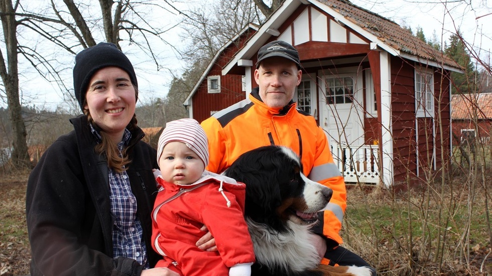 Ebba Karlsson och Micke Nilsson med dottern Maya och hunden Baloo. I bakgrunden en lekstuga, som för många år sedan användes för omklädning innan tennismatcherna. Detta var på grevinnorna Stackelbergs tid dock. Foto: Lena Dahlberg