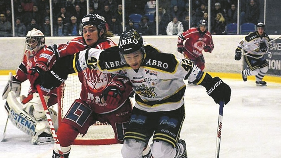 "Det finns inga genvägar. Jobba med det fundamentala, ge allt i kampmomenten och hålla ihop taktiskt". Det är direktiven från  Vimmerbys tränare Daniel Eriksson inför kvällens hemmapremiär mot Huddinge. Foto: Viktor Allvin