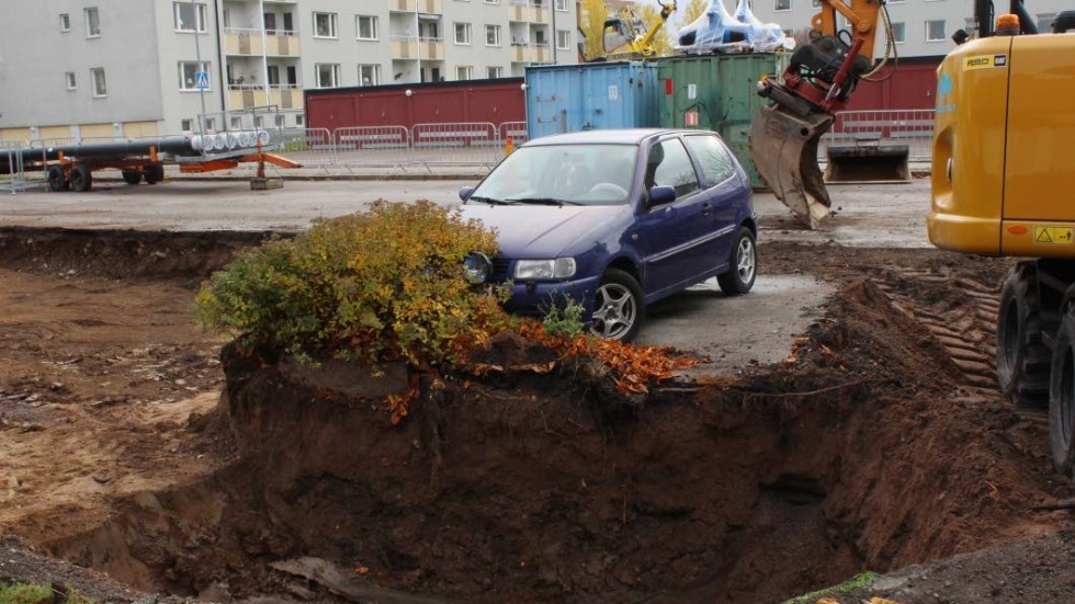 Vem äger bilen? Det undrar Motala kommun som nu tvingas gräva runt fordonet.