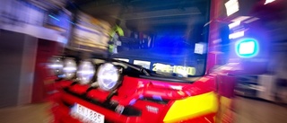 Mindre gräsbrand vid sjö