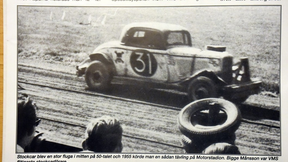 Stockcar blev en stor fluga i mitten på 50-talet och 1955 kördes en tävling på dåvarande motorstadion i Vimmerby. Bigge Månsson var hemmaklubbens frontfigur inom sporten. Foto: VMS