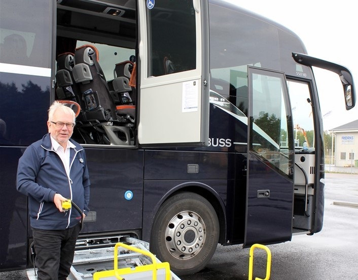 Den nyaste bussen har plats för 51 passagerare. Den har även en handikapphiss som underlättar för såväl rullstolsburna som andra som har svårt att kliva på en buss.