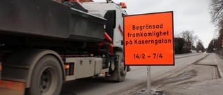 Hårt trafikerad gata grävs upp