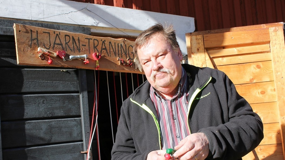 Sven-Gunnar Edström jobbar hårt i sin verkstad med Hjärnträning. Han har nämligen fullt upp med att montera den stororder han fått från KTH, med knepigheter som ska delas ut under en mässa i USA. Foto: Lena Dahlberg