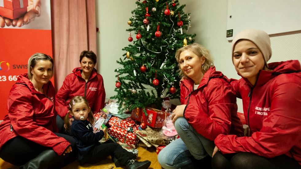 Eldina Kasum med dottern Hana Gabela, Danijela Acimovic, Ilona Kuzenkova och Emma Awad ställer alla upp ideellt för att alla ska få en bra jul.