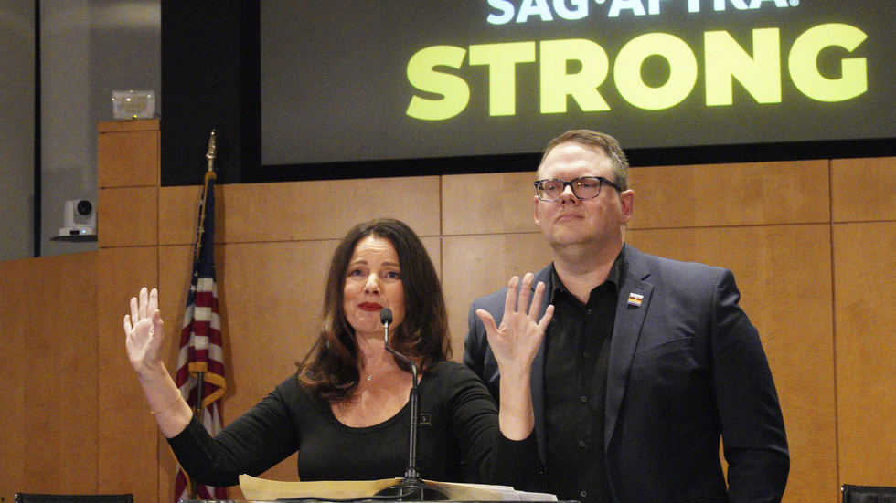 Fackförbundet Sag-Aftras ordförande Fran Drescher och chefsförhandlare Duncan Crabtree-Ireland förklarar det nya avtalet med arbetsgivarna.