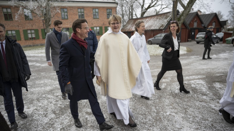 Statsminister Ulf Kristerssons fru Birgitta Kristersson Ed är präst. Paret förkroppsligar därför det svenkar verkar vara mest rädda för, blandnigen av religion och politik. Bilden är tagen när Ed prästvegs i januari i år i Strängnäs domkyrka.