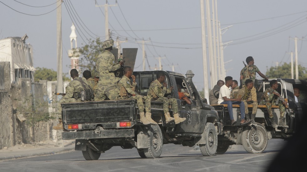 Militär patrullerar gatorna i Mogadishu tidigare i år. Arkivbild.