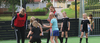 TV: Se barnen utmana VIF-spelarna på klassisk fotbollsmark