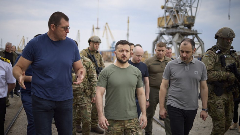 Ukrainas president Volodymyr Zelenskyj – i mitten --under ett besök i Tjornomorsk i juli förra året. Arkivbild.