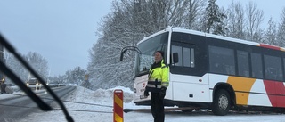 Buss orsakade totalstopp på länsväg – misslyckat bärgningsförsök