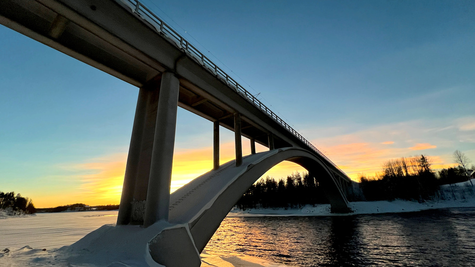 Solnedgång vid järnvägsbron Börjelsbyn, stiligt fotograferad av Ulrica Carlsson.