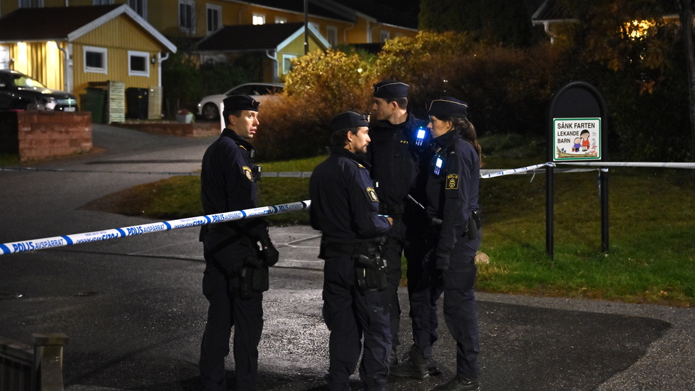 Polis på plats vid området i Nacka efter explosionen.