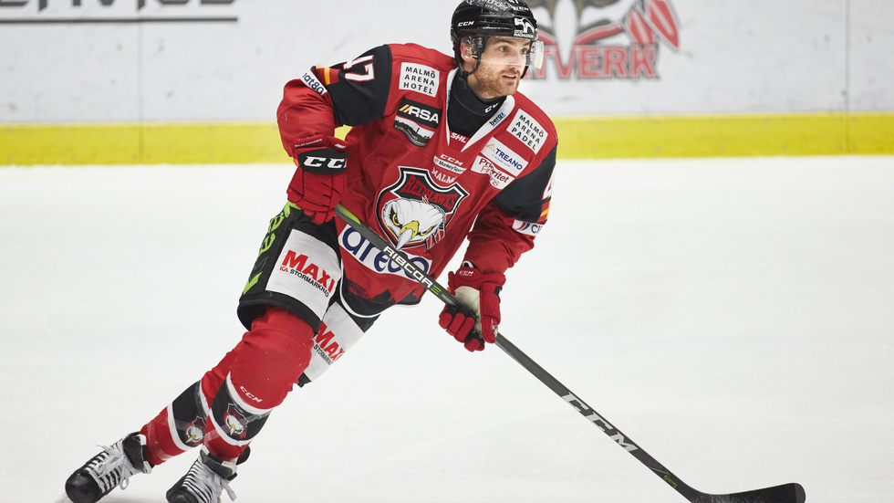 Adam Johnson under en match med Malmö Redhawks i mars 2021. Arkivbild.