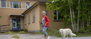 De har sett hur grannhuset har förfallit under flera år