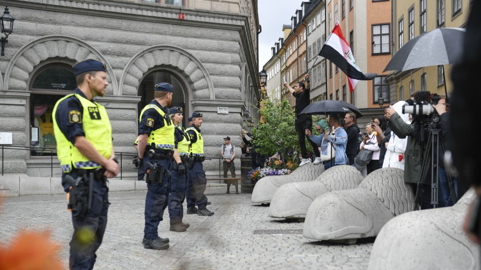 Polisen vid en demonstration mot koranbränning på Mynttorget i Stockholm
