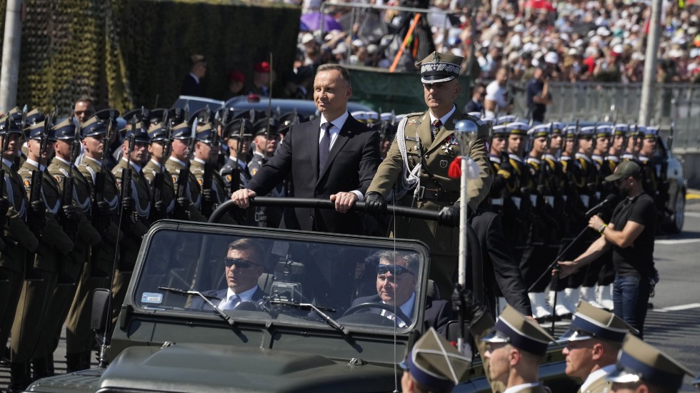 Polens president Andrzej Duda anländer till militärparaden i Warszawa.