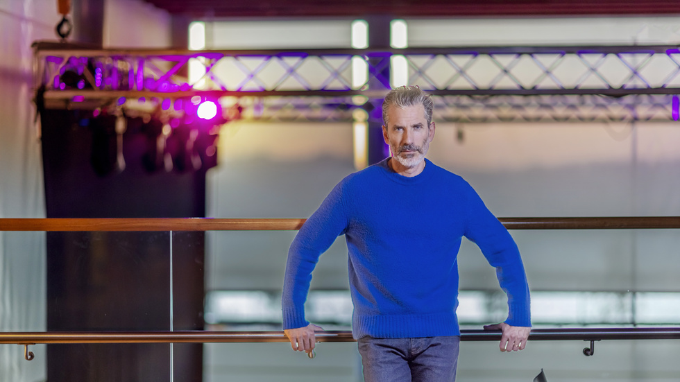 Författaren Jens Lapidus är aktuell med sin femte bok i Top Dog-serien "Död man walking". "När jag debuterade med "Snabba cash" var jag tydlig med att jag inte skulle följa mallen för spänningslitteraturen. Jag har brutit med dem alla. Jag skriver serier och återvänder till mina karaktärer för att jag vill umgås med dem", säger han.
