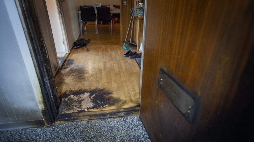 Gärningsmännen hällde in bensin genom brevlådan till en lägenhet i en av trappuppgångarna. En pappa och hans dotter fick föras till sjukhus för kontroll.