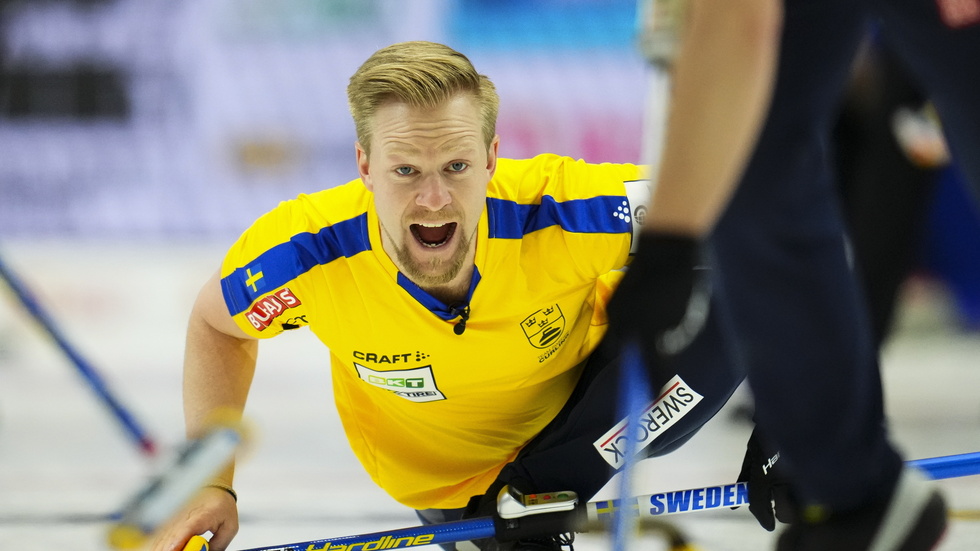De svenska curlingherrarna vann den femte matchen i inledningen av curling-EM i Skottland, mot Norge. Lag Edin (på bilden kaptenen Niklas Edin) har tre vunna och två förlorade matcher hittills. Detsamma gäller för damerna i lag Wranå. Arkivbild.