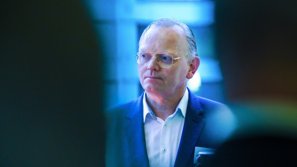 Erna Solbergs make Sindre Finnes lovar att sälja av sitt aktieinnehav efter nya avslöjanden.