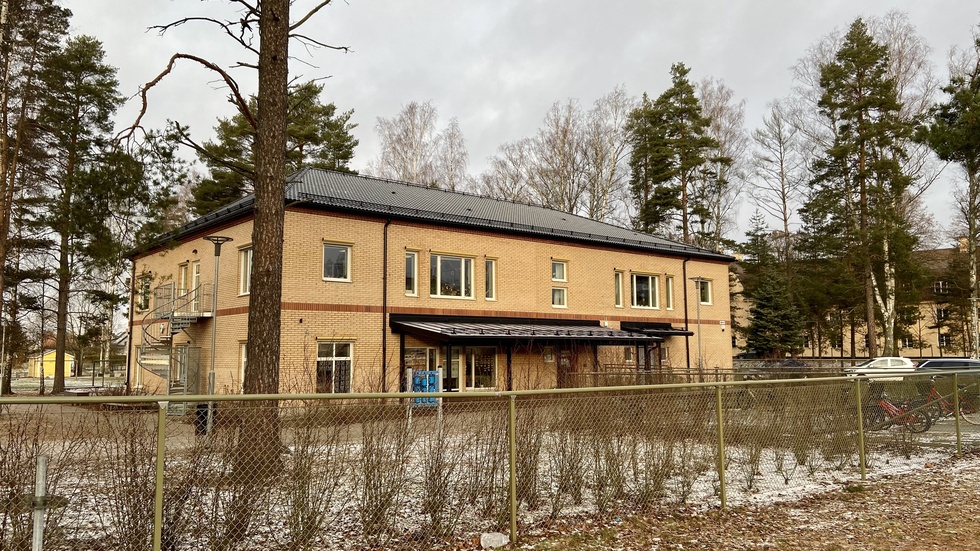 Skolbyggnaden Gläntan har länge varit under utredning på grund av den konstiga sura lukt som sprids i byggnaden, särskilt stark är den på ovanvåningen. Nu kan man gjort ett genombrott.