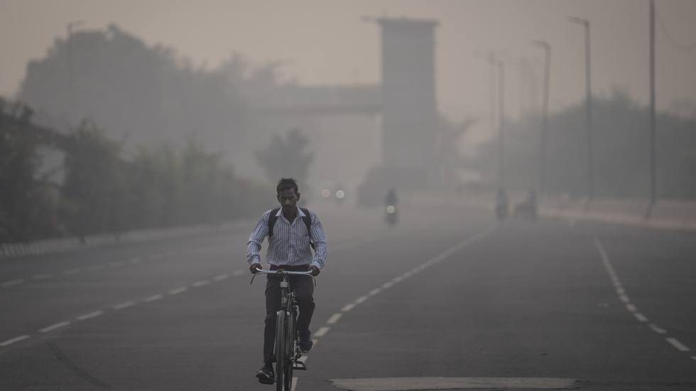 En cyklist i Delhis smog under tisdagen.
