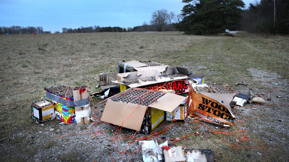 Högar med kvarlämnade sopor på Visborg vittnar om bombmattan som avfyrades på nyårsnatten.