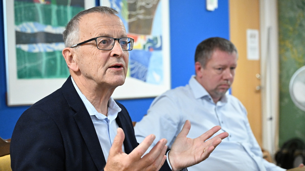 Ronny Johannesson, styrelseordförande i Ronneby miljö och teknik, och Roger Fredriksson, kommunstyrelseordförande i Ronneby kommun, vid en pressträff.