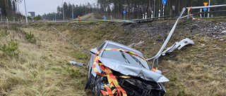 En vecka efter olyckan: Kvaddad bil kvar vid vattentäkt