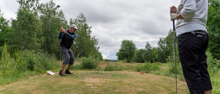 Här spelar de äldre coronaanpassad golf 