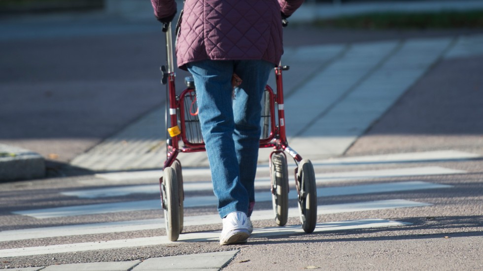 Varför inte asfaltera gångbanorna så att rollatorerna slipper gå på cykelbanan? Skriver signaturen "70+" Personen på bilden har ingen koppling till insändaren. 