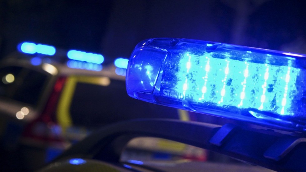 Två personer greps, en av dem misstänkt för mordförsök.