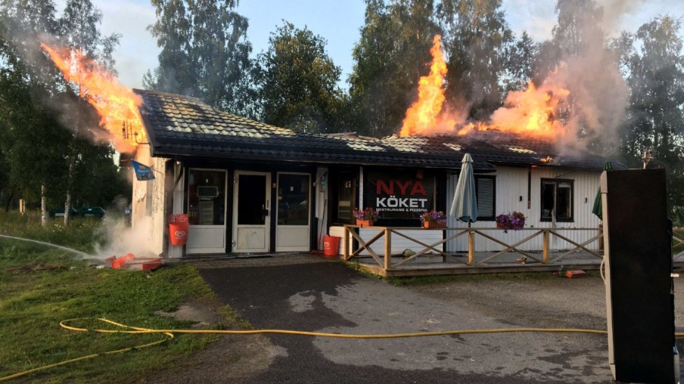 Rättegången om mordbranden på Djupviken i somras, där restaurangen Nya köket totalförstördes, inleddes på tisdagen. När den åtalade mannen förhördes vidhöll han att han inte har någonting med branden att göra. 