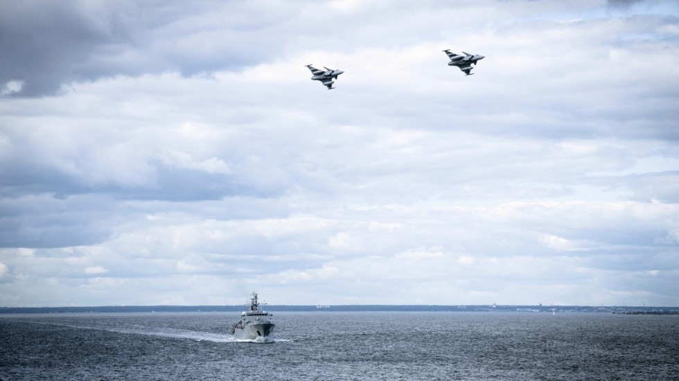 En Visbykorvett och två Gripen-plan patrullerar vattnen utanför Gotland.