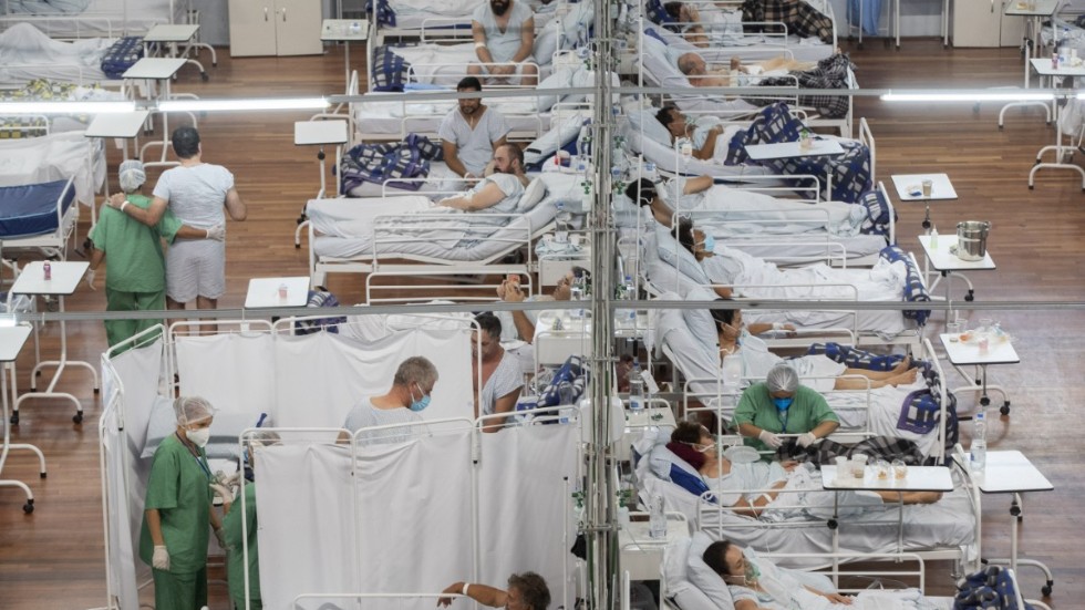 Patienter sjuka i covid-19 vårdas på ett fältsjukhus som upprättats i en idrottsarena i utkanten av São Paulo i Brasilien. Bilden togs den 4 mars.