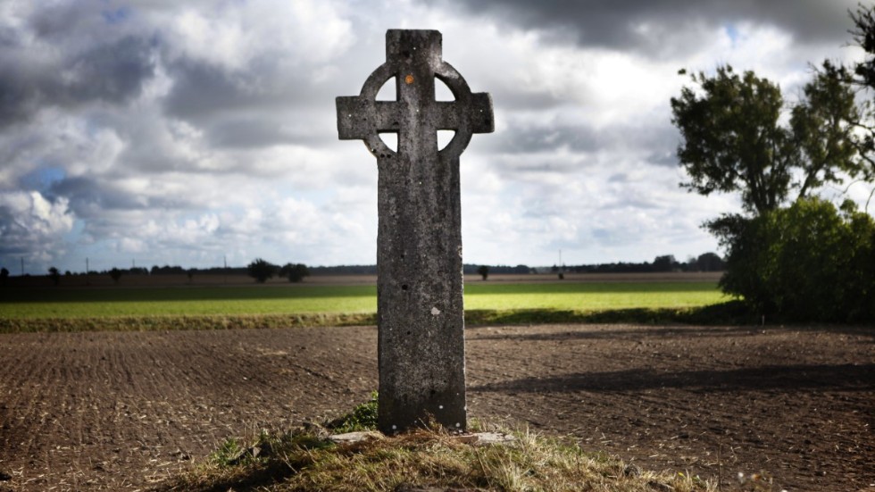 Minneskorset i Mästerby står på en plats där arkeologer gjort många fynd från slaget 1361. Nu är stenen skadad och måste åtgärdas.