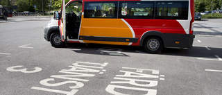 Bröt revbenen på bussen – nekas färdtjänst